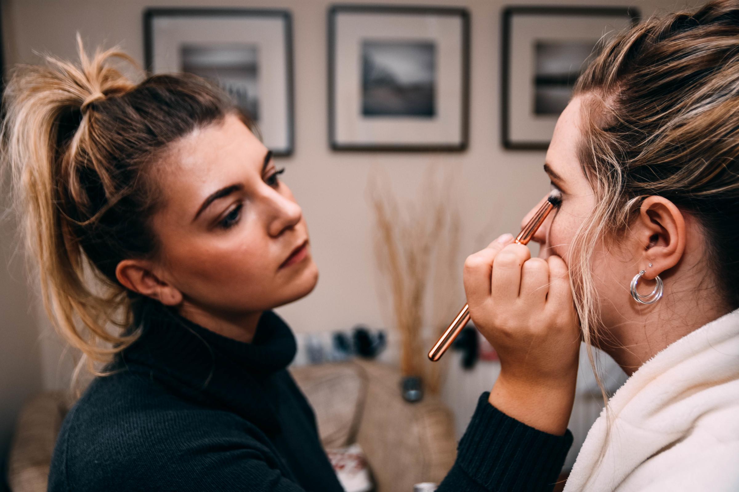 When And How to Choose A Makeup Artist
